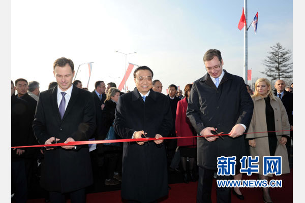 12月18日，中國國務院總理李克強在貝爾格萊德同塞爾維亞總理武契奇共同出席貝爾格萊德跨多瑙河大橋竣工儀式。這是李克強與武契奇為新建成的大橋剪彩。新華社記者 饒愛民 攝