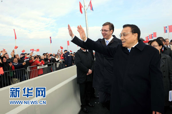 12月18日，中國國務院總理李克強在貝爾格萊德同塞爾維亞總理武契奇共同出席貝爾格萊德跨多瑙河大橋竣工儀式。這是李克強與武契奇在儀式現場向塞爾維亞群眾揮手致意。新華社記者 饒愛民 攝