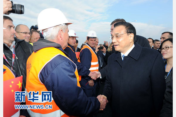 12月18日，中國國務院總理李克強在貝爾格萊德同塞爾維亞總理武契奇共同出席貝爾格萊德跨多瑙河大橋竣工儀式。這是李克強同大橋建設者親切交流。新華社記者 饒愛民 攝