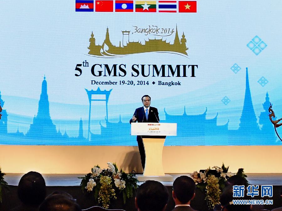 12月20日，國(guó)務(wù)院總理李克強(qiáng)在曼谷出席大湄公河次區(qū)域經(jīng)濟(jì)合作第五次領(lǐng)導(dǎo)人會(huì)議開幕式。 這是李克強(qiáng)在開幕式上發(fā)言。 新華社記者饒愛民攝 