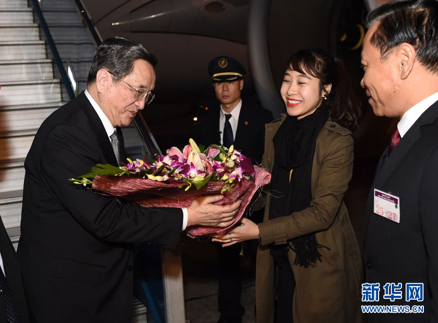 12月25日至27日,中共中央政治局常委、全國政協主席俞正聲對越南進行正式訪問。這是12月25日,俞正聲抵達河內,開始對越南進行正式訪問。 新華社記者馬占成攝 12月25日至27日,中共中央政治局常委、全國政協主席俞正聲對越南進行正式訪問。這是12月25日,俞正聲抵達河內,開始對越南進行正式訪問。 新華社記者馬占成攝