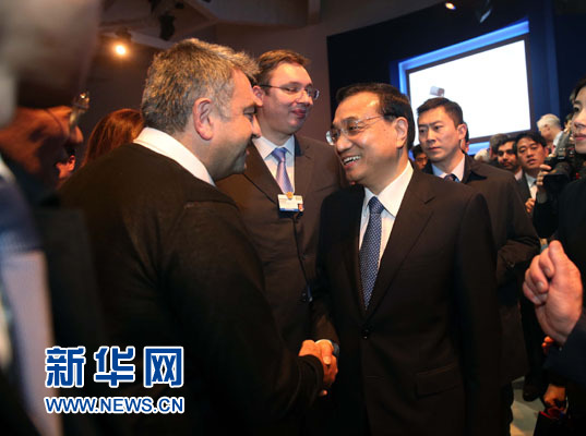 1月21日,中國國務院總理李克強在瑞士達沃斯舉行的世界經濟論壇全會發表特別致辭并回答提問。這是李克強在致辭后同與會嘉賓親切交談。新華社記者 劉衛兵 攝 1月21日,中國國務院總理李克強在瑞士達沃斯舉行的世界經濟論壇全會發表特別致辭并回答提問。這是李克強在致辭后同與會嘉賓親切交談。新華社記者 劉衛兵 攝