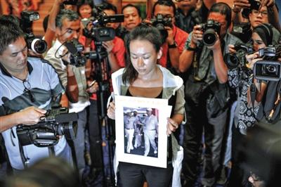 1月29日,在得知即將召開(kāi)有關(guān)MH370的發(fā)布會(huì)后,一些乘客家屬成員到場(chǎng)。