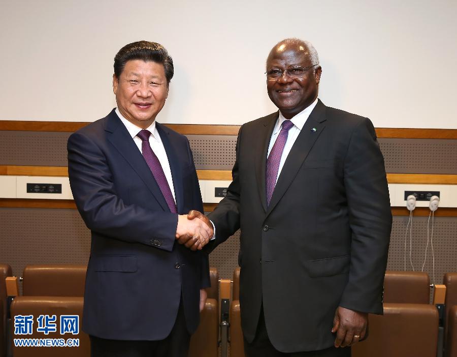 9月27日，國家主席習(xí)近平在紐約會見塞拉利昂總統(tǒng)科羅馬。新華社記者 龐興雷 攝 