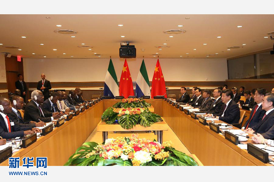 9月27日，國家主席習(xí)近平在紐約會見塞拉利昂總統(tǒng)科羅馬。新華社記者 龐興雷 攝