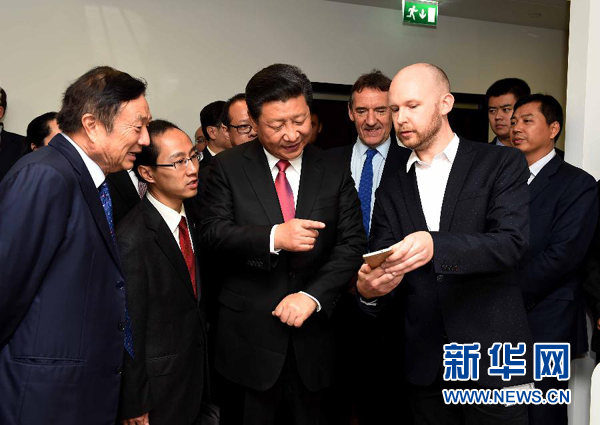 10月21日，國家主席習近平在倫敦參觀華為英國公司。 新華社記者 饒愛民 攝