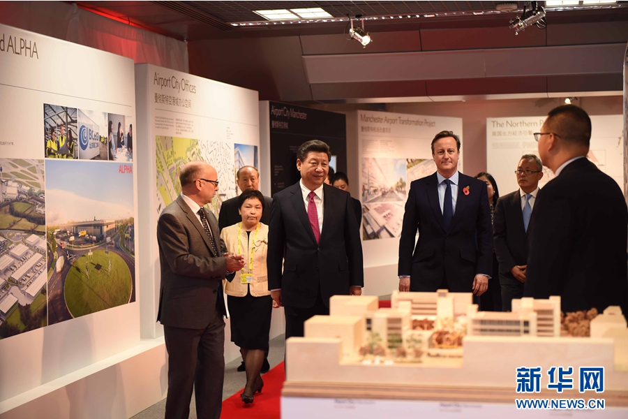 10月23日，國(guó)家主席習(xí)近平在英國(guó)首相卡梅倫陪同下，參觀曼徹斯特空港城項(xiàng)目。這是習(xí)近平和卡梅倫共同參觀曼徹斯特空港城發(fā)展規(guī)劃圖片展和空港城中國(guó)園模型。 新華社記者 張鐸 攝