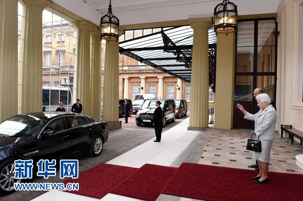 10月22日,國家主席習近平和夫人彭麗媛離開白金漢宮。離開前,英國女王伊麗莎白二世和丈夫菲利普親王專門前來同習近平夫婦親切話別。新華社記者 饒愛民 攝 10月22日,國家主席習近平和夫人彭麗媛離開白金漢宮。離開前,英國女王伊麗莎白二世和丈夫菲利普親王專門前來同習近平夫婦親切話別。新華社記者 饒愛民 攝