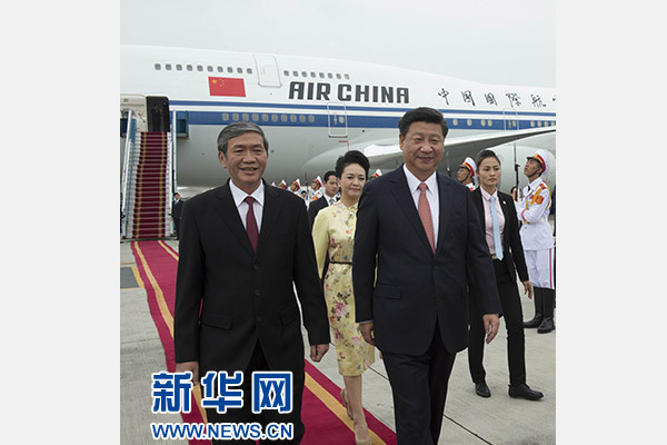 11月5日,中共中央總書記、國家主席習近平抵達越南首都河內,開始對越南進行國事訪問。這是越南高級官員到機場迎接習近平和夫人彭麗媛。新華社記者李學仁攝 11月5日,中共中央總書記、國家主席習近平抵達越南首都河內,開始對越南進行國事訪問。這是越南高級官員到機場迎接習近平和夫人彭麗媛。新華社記者李學仁攝