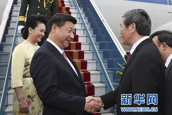 11月5日,中共中央總書記、國家主席習近平抵達越南首都河內,開始對越南進行國事訪問。這是越南高級官員到機場迎接習近平和夫人彭麗媛。新華社記者蘭紅光攝 11月5日,中共中央總書記、國家主席習近平抵達越南首都河內,開始對越南進行國事訪問。這是越南高級官員到機場迎接習近平和夫人彭麗媛。新華社記者蘭紅光攝