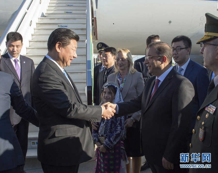 11月14日,國家主席習(xí)近平抵達(dá)土耳其安塔利亞,應(yīng)土耳其共和國總統(tǒng)埃爾多安邀請(qǐng),出席二十國集團(tuán)領(lǐng)導(dǎo)人第十次峰會(huì)。土耳其高級(jí)官員到機(jī)場(chǎng)迎接習(xí)近平主席一行。新華社記者 李學(xué)仁 攝 11月14日,國家主席習(xí)近平抵達(dá)土耳其安塔利亞,應(yīng)土耳其共和國總統(tǒng)埃爾多安邀請(qǐng),出席二十國集團(tuán)領(lǐng)導(dǎo)人第十次峰會(huì)。土耳其高級(jí)官員到機(jī)場(chǎng)迎接習(xí)近平主席一行。新華社記者 李學(xué)仁 攝