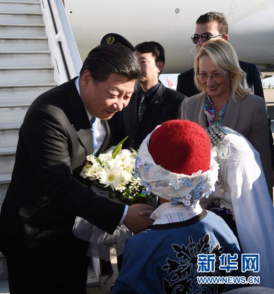 11月14日,國家主席習(xí)近平抵達(dá)土耳其安塔利亞,應(yīng)土耳其共和國總統(tǒng)埃爾多安邀請(qǐng),出席二十國集團(tuán)領(lǐng)導(dǎo)人第十次峰會(huì)。這是土耳其兒童向習(xí)近平主席獻(xiàn)花。新華社記者 饒愛民 攝 11月14日,國家主席習(xí)近平抵達(dá)土耳其安塔利亞,應(yīng)土耳其共和國總統(tǒng)埃爾多安邀請(qǐng),出席二十國集團(tuán)領(lǐng)導(dǎo)人第十次峰會(huì)。這是土耳其兒童向習(xí)近平主席獻(xiàn)花。新華社記者 饒愛民 攝