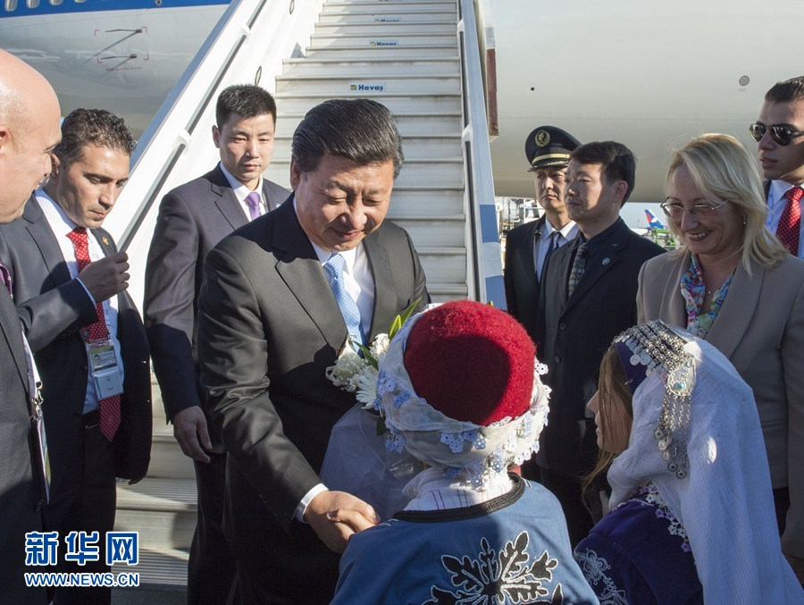 11月14日,國家主席習(xí)近平抵達(dá)土耳其安塔利亞,應(yīng)土耳其共和國總統(tǒng)埃爾多安邀請(qǐng),出席二十國集團(tuán)領(lǐng)導(dǎo)人第十次峰會(huì)。這是土耳其兒童向習(xí)近平主席獻(xiàn)花。新華社記者 李學(xué)仁 攝 11月14日,國家主席習(xí)近平抵達(dá)土耳其安塔利亞,應(yīng)土耳其共和國總統(tǒng)埃爾多安邀請(qǐng),出席二十國集團(tuán)領(lǐng)導(dǎo)人第十次峰會(huì)。這是土耳其兒童向習(xí)近平主席獻(xiàn)花。新華社記者 李學(xué)仁 攝