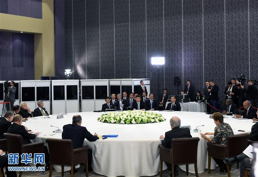  11月15日，金磚國家領導人非正式會晤在土耳其安塔利亞舉行，中國國家主席習近平、俄羅斯總統普京、印度總理莫迪、南非總統祖馬、巴西總統羅塞夫出席。習近平在會上發表題為《開拓機遇應對挑戰》的重要講話。 新華社記者 饒愛民 攝 