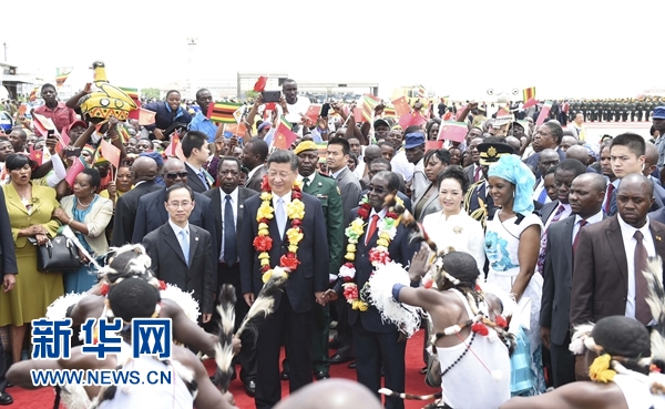 12月1日，中國國家主席習近平乘專機抵達津巴布韋首都哈拉雷，開始對津巴布韋進行國事訪問。津巴布韋總統穆加貝在機場舉行隆重歡迎儀式。這是當地民眾跳起歡快熱情的傳統舞蹈，歡迎習近平和彭麗媛到訪。新華社記者 謝環馳 攝 