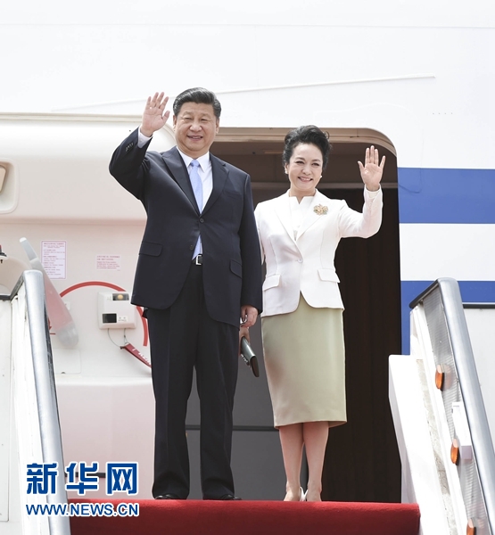 12月1日，中國國家主席習近平乘專機抵達津巴布韋首都哈拉雷，開始對津巴布韋進行國事訪問。津巴布韋總統穆加貝在機場舉行隆重歡迎儀式。這是習近平和夫人彭麗媛向歡迎人群揮手致意。新華社記者 謝環馳 攝 