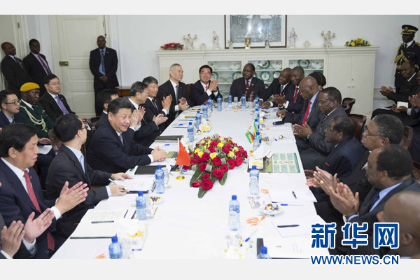 12月1日,國家主席習近平在哈拉雷同津巴布韋總統穆加貝舉行會談。 新華社記者 黃敬文 攝 12月1日,國家主席習近平在哈拉雷同津巴布韋總統穆加貝舉行會談。 新華社記者 黃敬文 攝