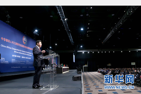 12月4日,國家主席習近平在約翰內(nèi)斯堡出席中非領導人與工商界代表高層對話會暨第五屆中非企業(yè)家大會閉幕式并發(fā)表題為《攜手共進,譜寫中非合作新篇章》的重要講話。新華社記者 姚大偉 攝 12月4日,國家主席習近平在約翰內(nèi)斯堡出席中非領導人與工商界代表高層對話會暨第五屆中非企業(yè)家大會閉幕式并發(fā)表題為《攜手共進,譜寫中非合作新篇章》的重要講話。新華社記者 姚大偉 攝