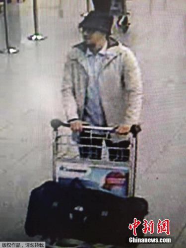 比利時聯邦警察公布一張機場監控拍攝下的三名機場恐襲嫌疑犯的視頻截圖。