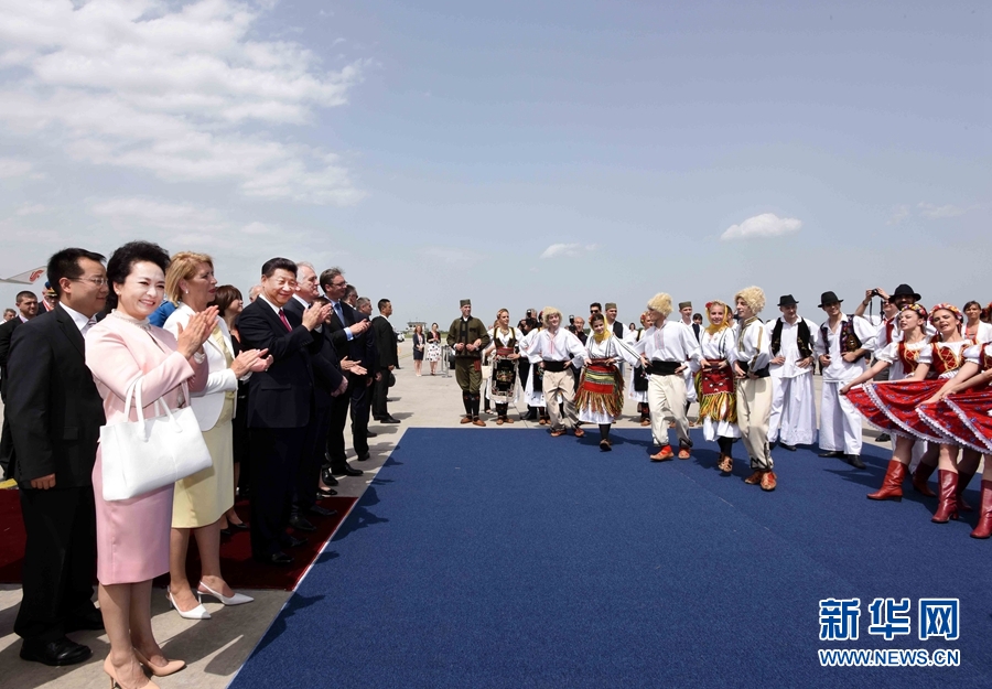 6月17日,國家主席習(xí)近平乘專機(jī)抵達(dá)貝爾格萊德,開始對塞爾維亞共和國進(jìn)行國事訪問。塞爾維亞民眾跳起歡快熱情的傳統(tǒng)舞蹈科羅舞熱烈歡迎習(xí)近平和夫人彭麗媛到訪。新華社記者 饒愛民 攝 6月17日,國家主席習(xí)近平乘專機(jī)抵達(dá)貝爾格萊德,開始對塞爾維亞共和國進(jìn)行國事訪問。塞爾維亞民眾跳起歡快熱情的傳統(tǒng)舞蹈科羅舞熱烈歡迎習(xí)近平和夫人彭麗媛到訪。新華社記者 饒愛民 攝