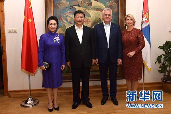 當地時間6月17日，國家主席習近平同塞爾維亞總統尼科利奇在貝爾格萊德舉行會晤。這是習近平和夫人彭麗媛同尼科利奇夫婦在和平別墅合影。新華社記者饒愛民攝