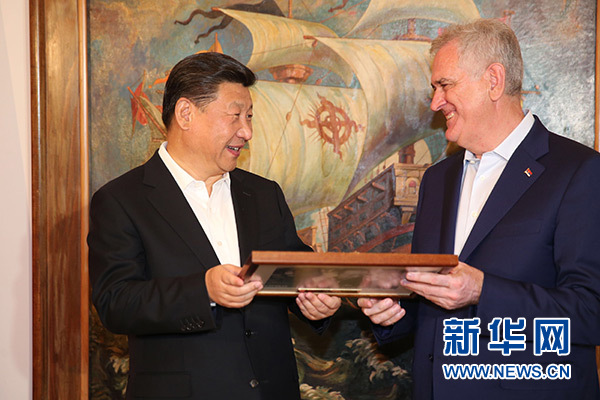 當地時間6月17日，國家主席習近平同塞爾維亞總統尼科利奇在貝爾格萊德舉行會晤。這是尼科利奇向習近平贈送紀念品。新華社記者饒愛民攝