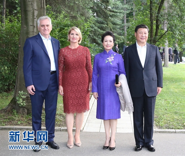 當地時間6月17日，國家主席習近平同塞爾維亞總統尼科利奇在貝爾格萊德舉行會晤。這是習近平和夫人彭麗媛同尼科利奇夫婦在和平別墅合影。新華社記者 丁林 攝