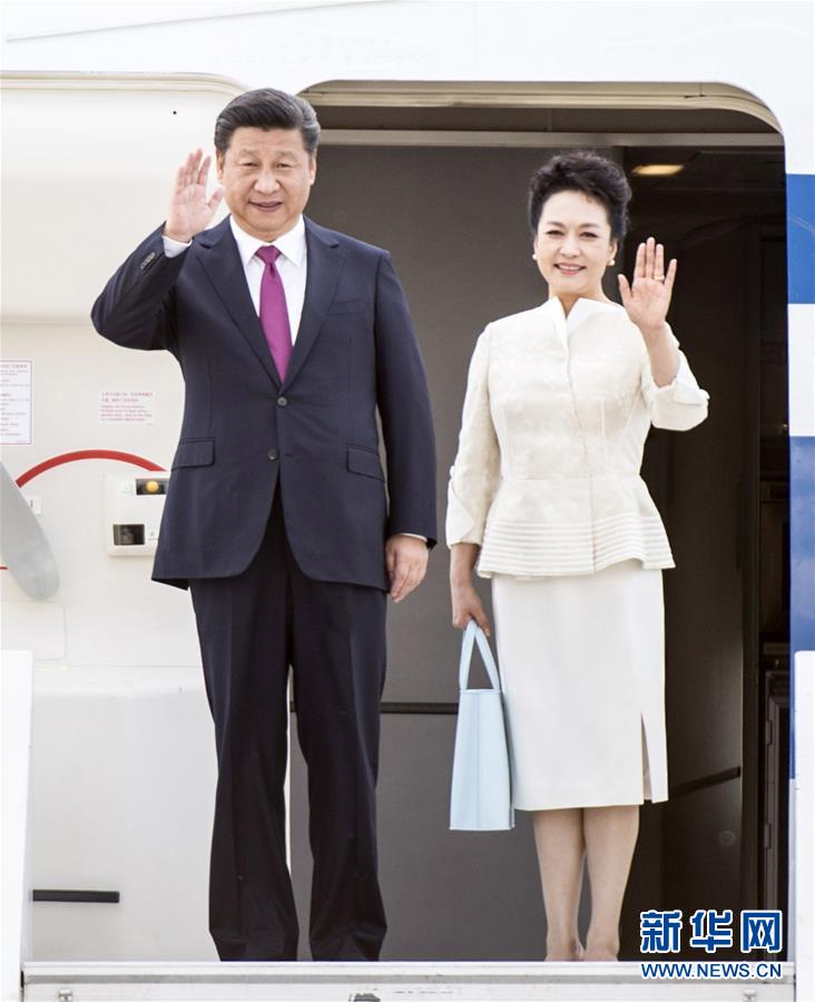 6月19日,國家主席習近平抵達華沙,開始對波蘭共和國進行國事訪問。這是習近平和夫人彭麗媛步出艙門。 新華社記者 謝環馳 攝 6月19日,國家主席習近平抵達華沙,開始對波蘭共和國進行國事訪問。這是習近平和夫人彭麗媛步出艙門。 新華社記者 謝環馳 攝