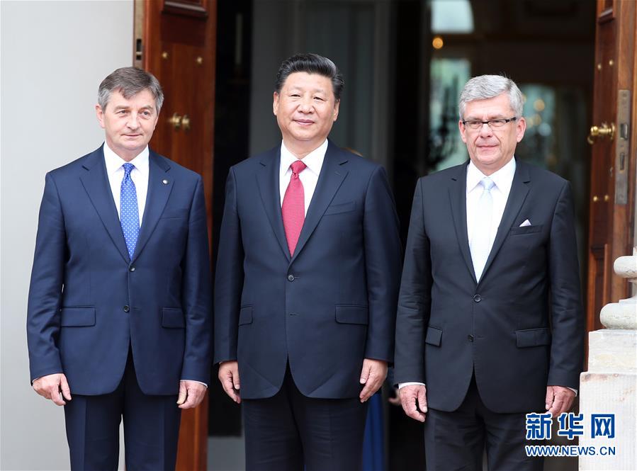 6月20日,國家主席習近平在華沙瓦津基公園水上宮殿會見波蘭參議長卡切夫斯基(右)和眾議長庫赫欽斯基。 新華社記者 姚大偉 攝 6月20日,國家主席習近平在華沙瓦津基公園水上宮殿會見波蘭參議長卡切夫斯基(右)和眾議長庫赫欽斯基。 新華社記者 姚大偉 攝