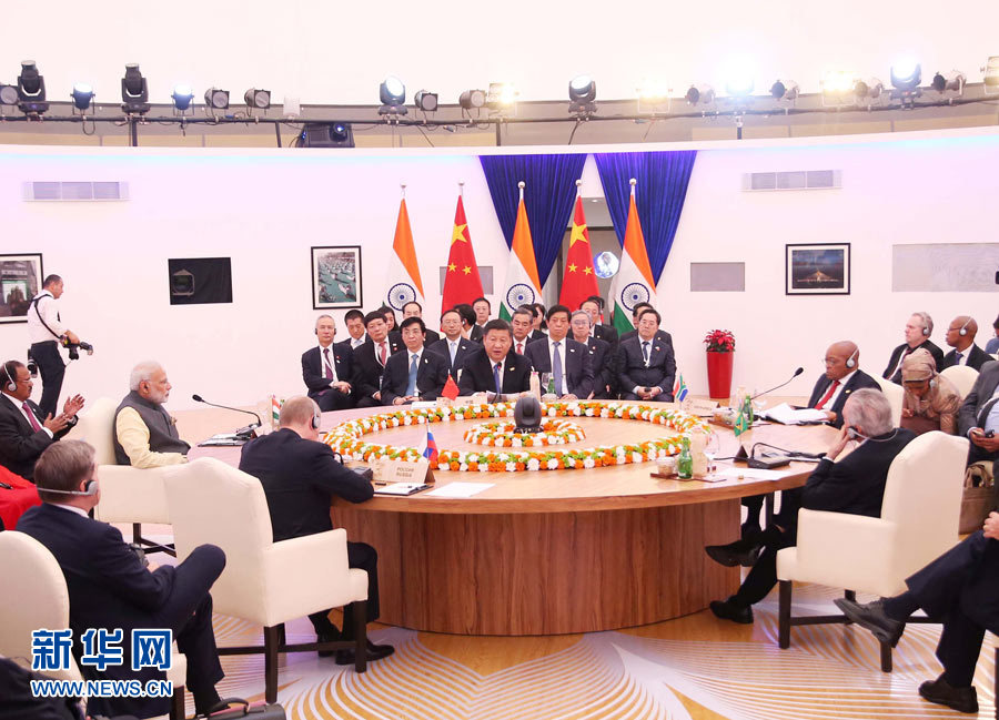 10月16日,金磚國家領導人第八次會晤在印度果阿舉行。中國國家主席習近平、印度總理莫迪、南非總統祖馬、巴西總統特梅爾、俄羅斯總統普京出席。習近平發表題為《堅定信心 共謀發展》的重要講話。新華社記者姚大偉攝 10月16日,金磚國家領導人第八次會晤在印度果阿舉行。中國國家主席習近平、印度總理莫迪、南非總統祖馬、巴西總統特梅爾、俄羅斯總統普京出席。習近平發表題為《堅定信心 共謀發展》的重要講話。新華社記者姚大偉攝