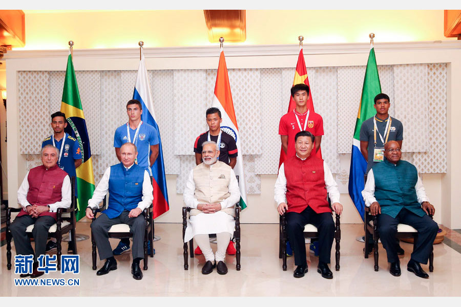10月15日,國家主席習近平與印度總理莫迪、南非總統祖馬、巴西總統特梅爾、俄羅斯總統普京在印度果阿同參加金磚國家17歲以下少年足球賽的各國代表隊隊長合影。新華社記者姚大偉攝 10月15日,國家主席習近平與印度總理莫迪、南非總統祖馬、巴西總統特梅爾、俄羅斯總統普京在印度果阿同參加金磚國家17歲以下少年足球賽的各國代表隊隊長合影。新華社記者姚大偉攝
