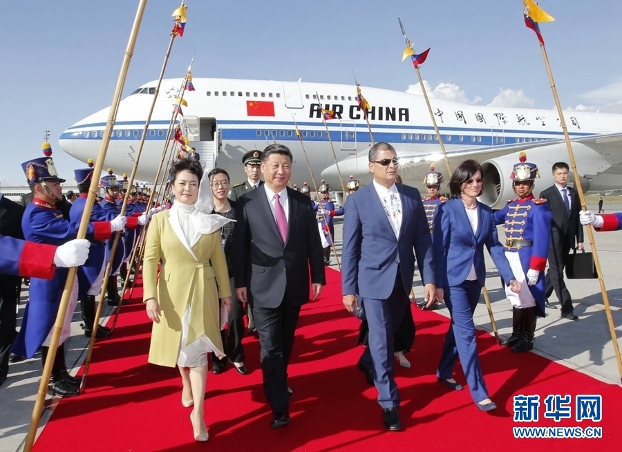當地時間11月17日，國家主席習近平乘專機抵達基多，開始對厄瓜多爾共和國進行國事訪問。厄瓜多爾總統科雷亞和夫人馬勒布等在機場熱情迎接習近平和夫人彭麗媛。新華社記者 鞠鵬 攝 