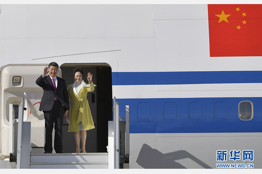 當地時間11月17日，國家主席習近平乘專機抵達基多，開始對厄瓜多爾共和國進行國事訪問。這是習近平與夫人彭麗媛向歡迎人群揮手致意。新華社記者 王曄 攝 