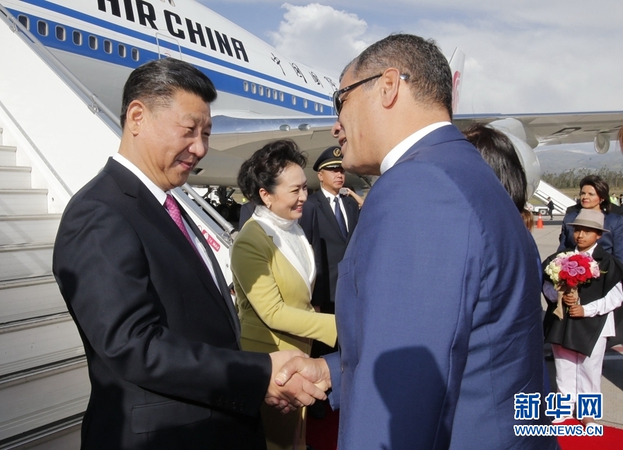 當地時間11月17日，國家主席習近平乘專機抵達基多，開始對厄瓜多爾共和國進行國事訪問。厄瓜多爾總統科雷亞和夫人馬勒布等在舷梯旁熱情迎接習近平和夫人彭麗媛。新華社記者 鞠鵬 攝