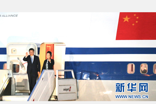 當地時間11月18日，國家主席習近平抵達利馬，出席亞太經合組織第二十四次領導人非正式會議并對秘魯共和國進行國事訪問。習近平和夫人彭麗媛受到秘魯副總統阿勞斯等熱情迎接。新華社記者 丁林 攝