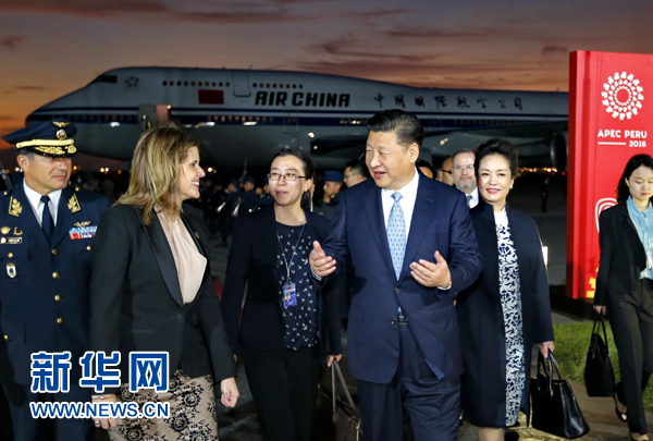 當地時間11月18日，國家主席習近平抵達利馬，出席亞太經合組織第二十四次領導人非正式會議并對秘魯共和國進行國事訪問。習近平和夫人彭麗媛受到秘魯副總統阿勞斯等熱情迎接。新華社記者 鞠鵬 攝