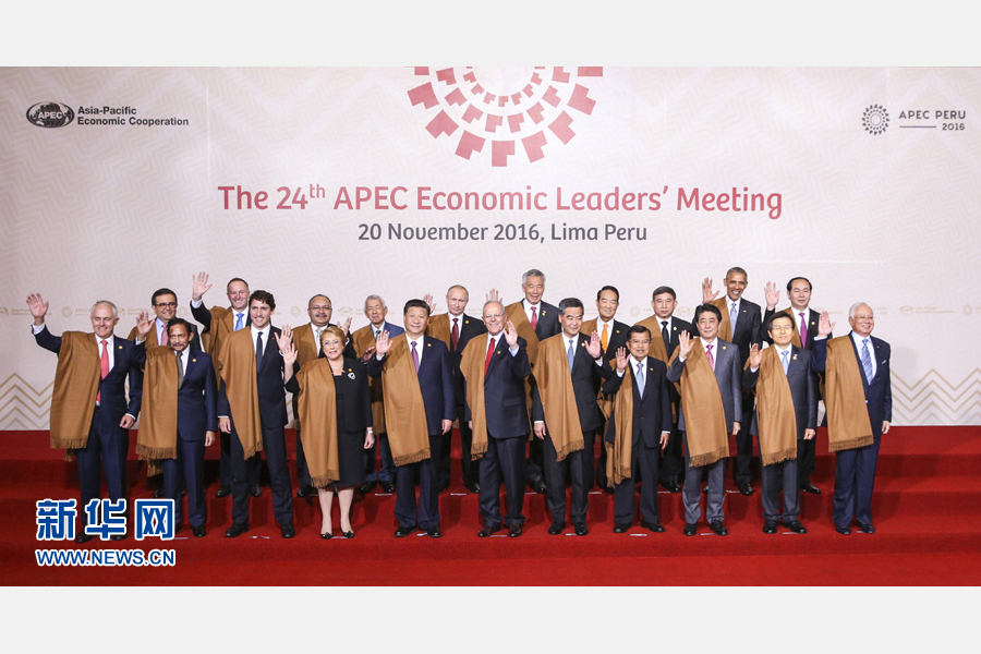 11月20日，亞太經合組織第二十四次領導人非正式會議在秘魯利馬舉行。國家主席習近平出席并發表題為《面向未來開拓進取促進亞太發展繁榮》的重要講話。這是會議期間，國家主席習近平同其他亞太經合組織成員經濟體領導人、代表合影。 新華社記者 丁林 攝