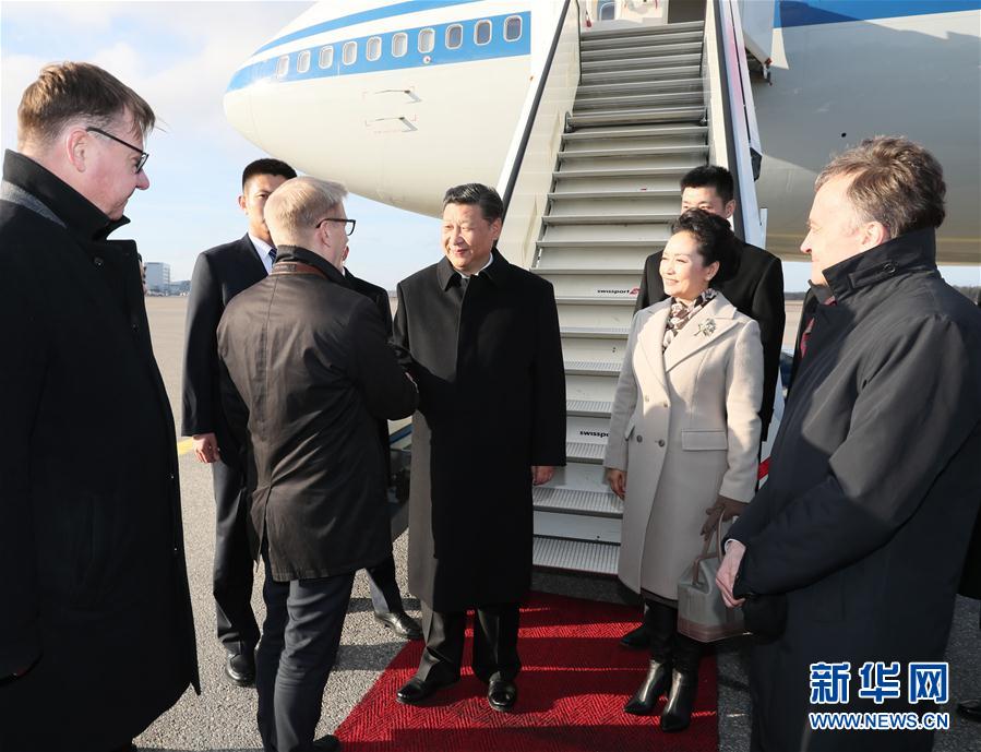 4月4日,國(guó)家主席習(xí)近平乘專機(jī)抵達(dá)赫爾辛基,開始對(duì)芬蘭共和國(guó)進(jìn)行國(guó)事訪問(wèn)。這是芬蘭政府代表、農(nóng)業(yè)與環(huán)境部長(zhǎng)蒂利凱寧等在舷梯旁熱情迎接習(xí)近平和夫人彭麗媛。新華社記者 蘭紅光 攝 4月4日,國(guó)家主席習(xí)近平乘專機(jī)抵達(dá)赫爾辛基,開始對(duì)芬蘭共和國(guó)進(jìn)行國(guó)事訪問(wèn)。這是芬蘭政府代表、農(nóng)業(yè)與環(huán)境部長(zhǎng)蒂利凱寧等在舷梯旁熱情迎接習(xí)近平和夫人彭麗媛。新華社記者 蘭紅光 攝