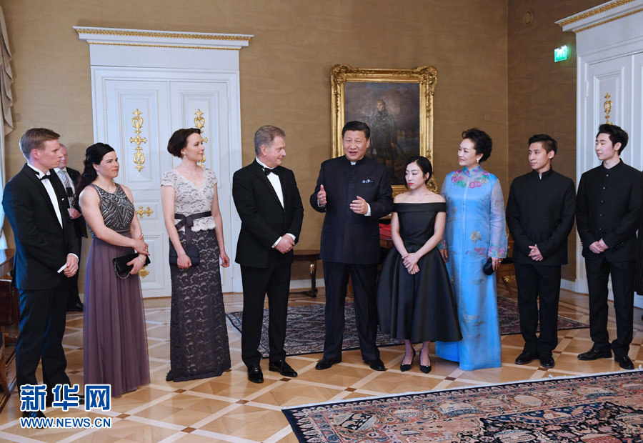 當地時間4月5日晚，國家主席習近平和芬蘭總統尼尼斯托在赫爾辛基共同會見剛剛參加完2017年世界花樣滑冰錦標賽的中芬兩國冰雪運動員代表。習近平夫人彭麗媛和尼尼斯托夫人豪吉歐參加會見。新華社記者 饒愛民 攝