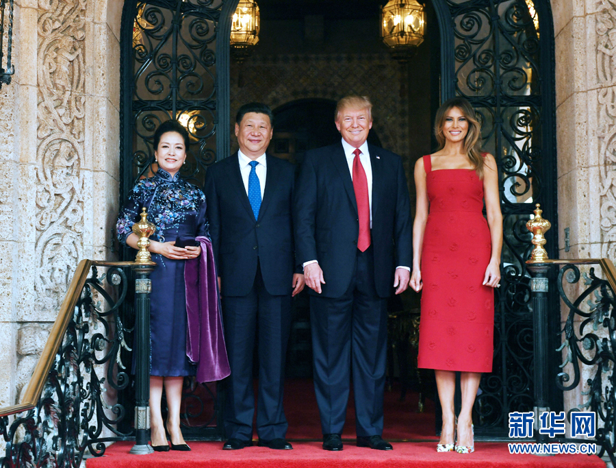 當(dāng)?shù)貢r(shí)間4月6日，國家主席習(xí)近平在美國佛羅里達(dá)州海湖莊園同美國總統(tǒng)特朗普舉行中美元首會(huì)晤。這是習(xí)近平和夫人彭麗媛同特朗普和夫人梅拉尼婭合影留念。新華社記者 饒愛民 攝 