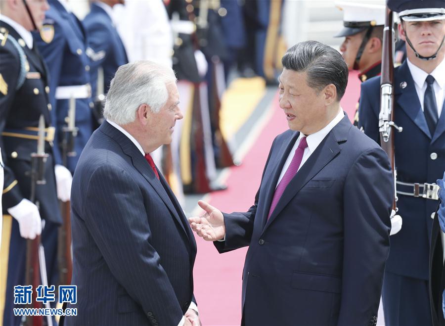 4月6日，國家主席習近平乘專機抵達美國佛羅里達州，將在海湖莊園同美國總統特朗普舉行中美元首會晤。習近平和夫人彭麗媛受到美國國務卿蒂勒森夫婦等熱情迎接。新華社記者 丁林 攝 