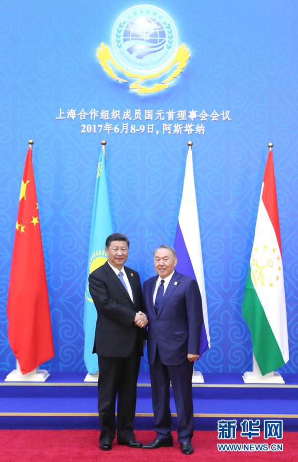 6月9日,國家主席習近平在哈薩克斯坦首都阿斯塔納出席上海合作組織成員國元首理事會第十七次會議并發表重要講話。這是習近平出席會議時,受到哈薩克斯坦總統納扎爾巴耶夫的熱情迎接。新華社記者 馬占成 攝 6月9日,國家主席習近平在哈薩克斯坦首都阿斯塔納出席上海合作組織成員國元首理事會第十七次會議并發表重要講話。這是習近平出席會議時,受到哈薩克斯坦總統納扎爾巴耶夫的熱情迎接。新華社記者 馬占成 攝