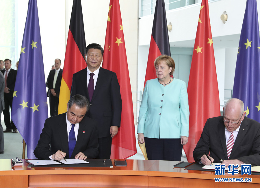 7月5日，國家主席習近平在柏林同德國總理默克爾舉行會談。會談后，兩國領導人共同見證了航天、智能制造、工業互聯網、數字化、第三方市場、大熊貓合作研究等領域多項雙邊合作文件的簽署。新華社記者馬占成攝