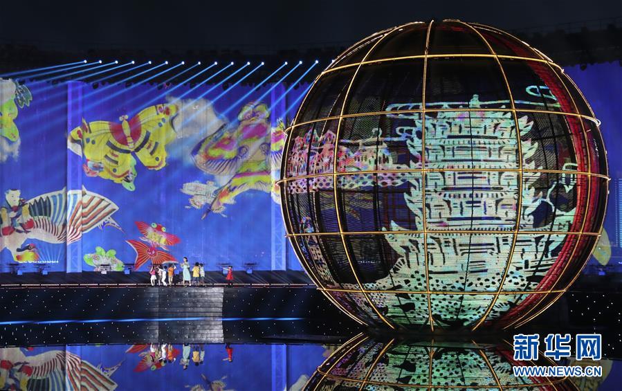 (新華全媒頭條·上合青島峰會·圖文互動)(3)構(gòu)建命運共同體 書寫上合新篇章——寫在上海合作組織青島峰會閉幕之際