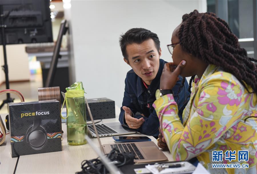 (國際·中非合作論壇·圖文互動)(3)他把耳機賣到肯尼亞總統(tǒng)府——記在非洲當創(chuàng)客的中國青年劉鵬