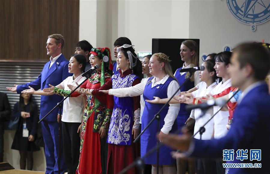 (新華全媒頭條·出訪·圖文互動)(3)你的目光我的暖——記習近平主席訪問“海洋”全俄兒童中心