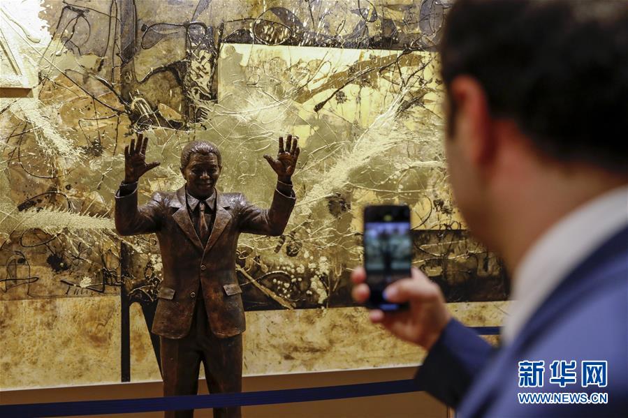 (國際)(3)聯合國總部迎來南非前總統曼德拉像