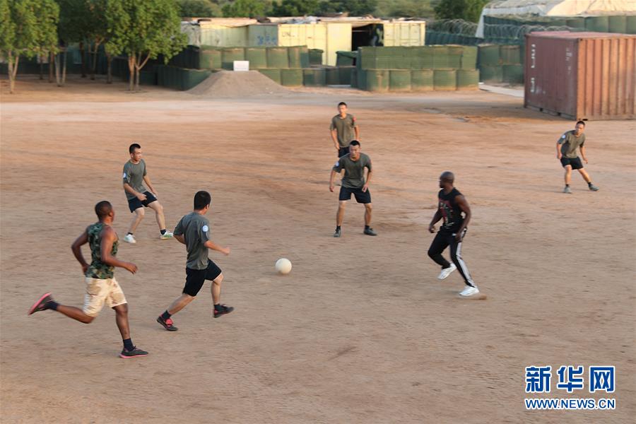 (國際·圖文互動)(6)拳拳赤子心 悠悠藍(lán)盔情——記中國赴蘇丹達(dá)爾富爾維和部隊(duì)度中秋和國慶佳節(jié)
