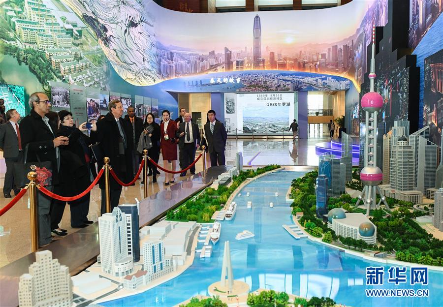 (文化)(1)“偉大的變革——慶祝改革開放40周年大型展覽” 迎來外賓專場