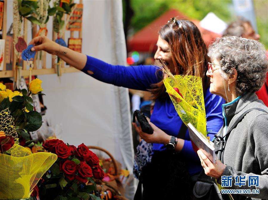 (國際·圖文互動)(1)通訊:花香馥郁 書香怡人——記西班牙巴塞羅那圣喬治節(jié)